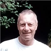 Je suis un homme qui a travaillé dans divers milieux en différentes zones anglo-saxonnes. 
J'ai acquis une expérience dans les différents accents régionaux.
Enseigner l'anglais est pour moi un grand plaisir , faire découvrir un monde aux français